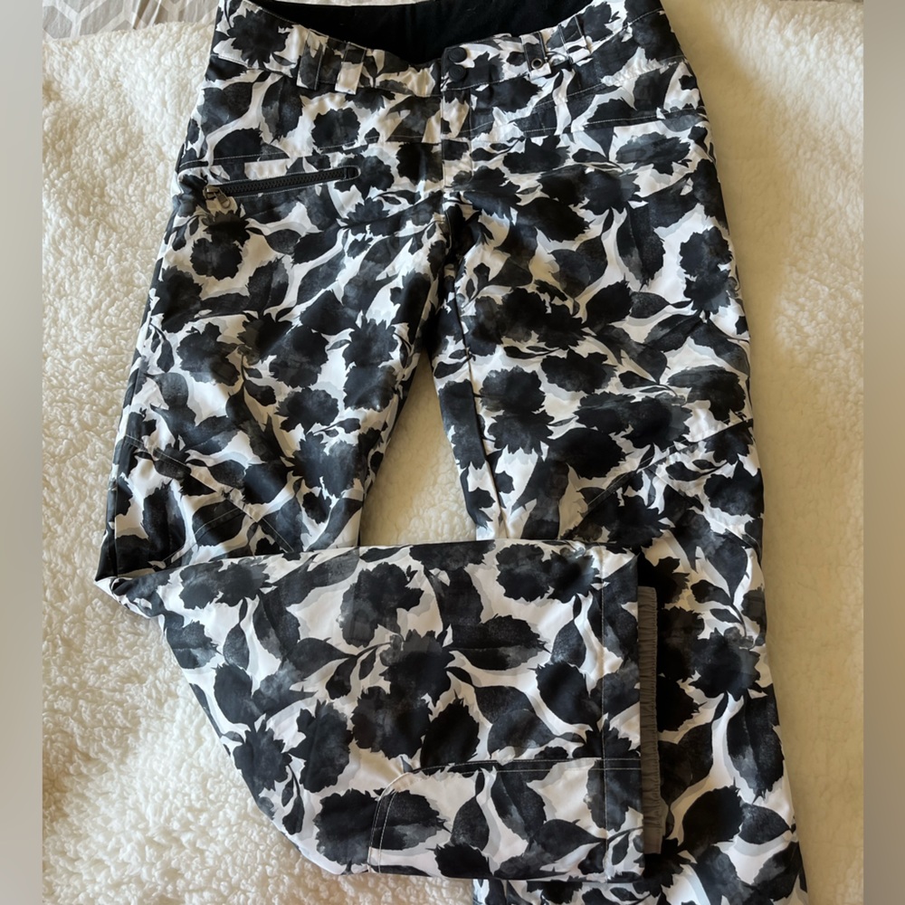 Obermeyer Women’s ski pants size 8.  Barley used.  Super cute, GREAT quality